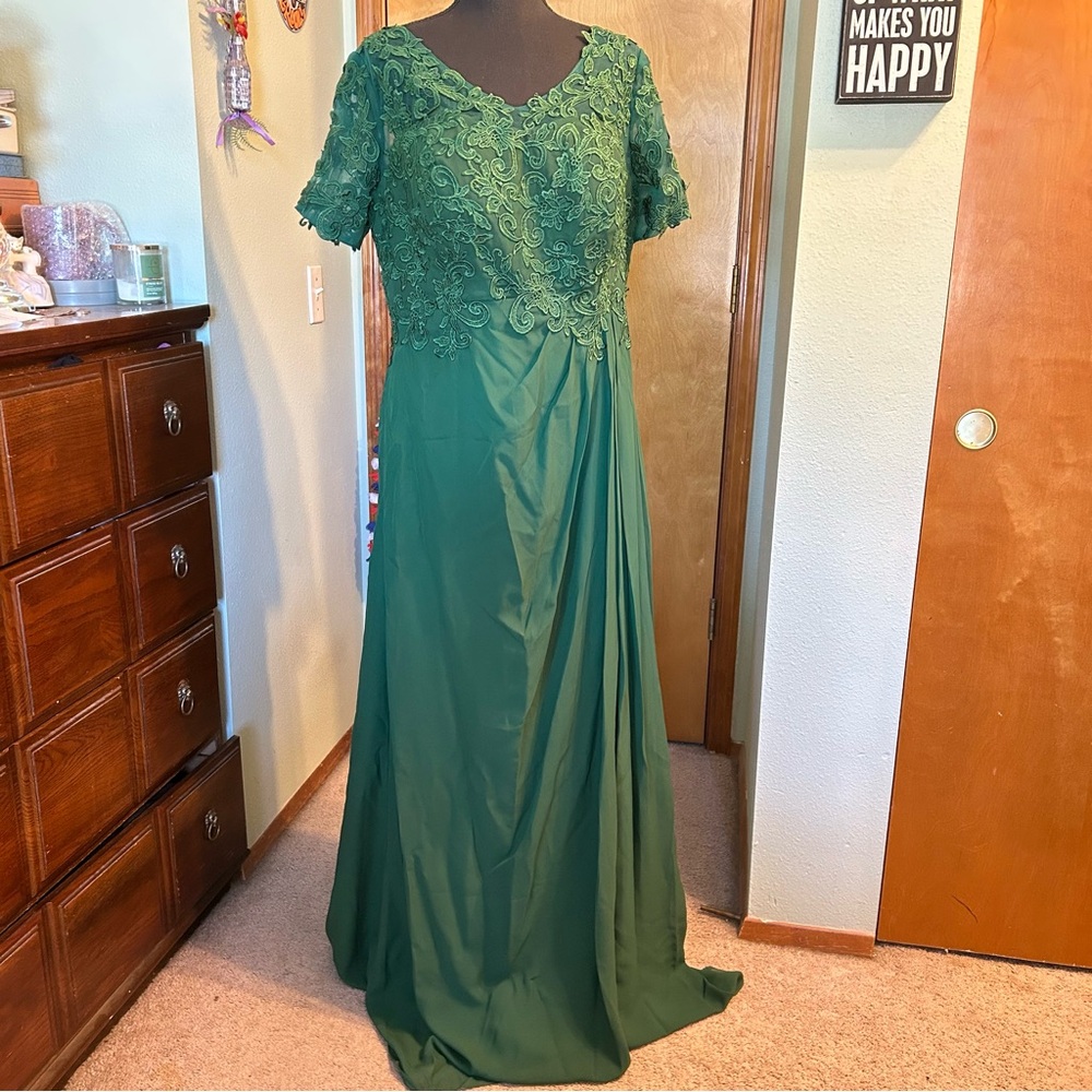Elegant Green Lace Evening Gown